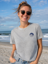 Lade das Bild in den Galerie-Viewer, BIO-T-SHIRT (GRAU) "WHALE" STICKEREI - UNISEX