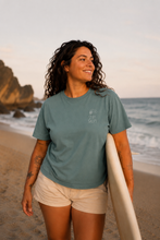 Lade das Bild in den Galerie-Viewer, BIO-T-SHIRT "STAY SALTY" STICKEREI - EUKALYPTUS UNISEX