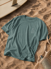 Lade das Bild in den Galerie-Viewer, BIO-T-SHIRT "STAY SALTY" STICKEREI - EUKALYPTUS UNISEX