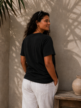 Lade das Bild in den Galerie-Viewer, BIO-T-SHIRT "WAVE" STICKEREI - schwarz UNISEX