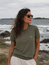 Lade das Bild in den Galerie-Viewer, BIO-T-SHIRT "WAVE" STICKEREI - VINTAGE Khaki - UNISEX