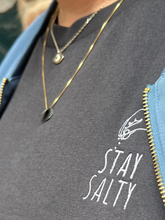 Lade das Bild in den Galerie-Viewer, BIO-T-SHIRT "STAY SALTY" STICKEREI - SCHWARZ UNISEX