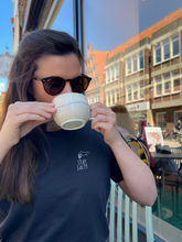 Lade das Bild in den Galerie-Viewer, Nachaltiges schwarzes T-Shirt mit Stickerei