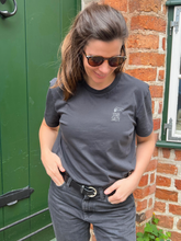 Lade das Bild in den Galerie-Viewer, schwarzes T-Shirt mit Stickerei