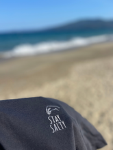 Lade das Bild in den Galerie-Viewer, BIO-T-SHIRT "STAY SALTY" STICKEREI - SCHWARZ UNISEX