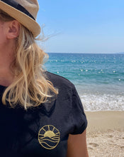 Lade das Bild in den Galerie-Viewer, Schwarzes T-Shirt am Strand