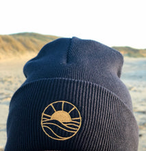 Lade das Bild in den Galerie-Viewer, BEANIE Navy mit Sonnen Stickerei