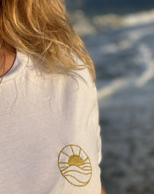 Lade das Bild in den Galerie-Viewer, BIO-T-SHIRT "SUNSET" STICKEREI - UNISEX
