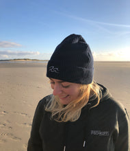 Lade das Bild in den Galerie-Viewer, BEANIE Navy mit Wellen Stickerei
