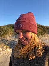 Lade das Bild in den Galerie-Viewer, BEANIE Rose mit Wellen Stickerei