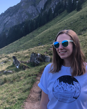 Lade das Bild in den Galerie-Viewer, Cliff Diver T-Shirt Berge Frau