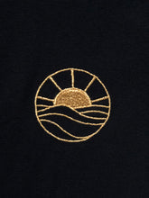 Lade das Bild in den Galerie-Viewer, BIO-T-SHIRT (BLACK) "SUNSET" STICKEREI- UNISEX