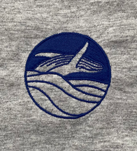 Lade das Bild in den Galerie-Viewer, BIO-T-SHIRT (GRAU) "WHALE" STICKEREI - UNISEX