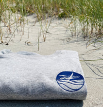 Lade das Bild in den Galerie-Viewer, BIO-T-SHIRT (GRAU) "WHALE" STICKEREI - UNISEX