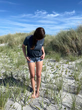 Lade das Bild in den Galerie-Viewer, BIO-T-SHIRT "WAVE" STICKEREI - schwarz UNISEX