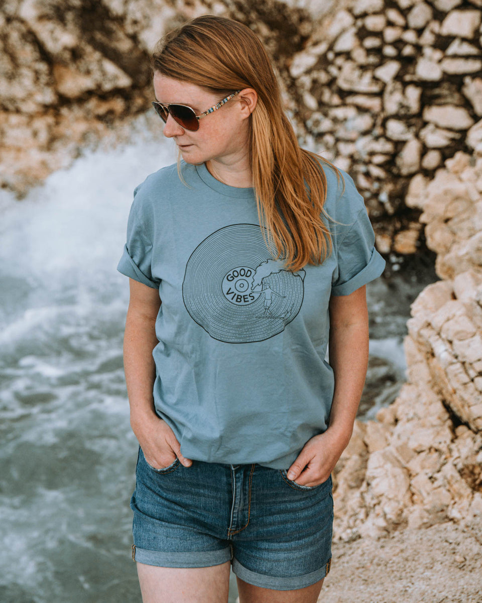 Nachhaltiges blaues T-Shirt Good Vibes am Meer