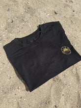 Lade das Bild in den Galerie-Viewer, Schwarzes T-Shirt im Sand 
