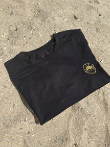 Schwarzes T-Shirt im Sand 