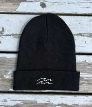 Lade das Bild in den Galerie-Viewer, CLASSIC BEANIE &quot;WAVE&quot; STICKEREI - SCHWARZ
