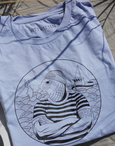 T-Shirt Fischkopp am Strand hellblau