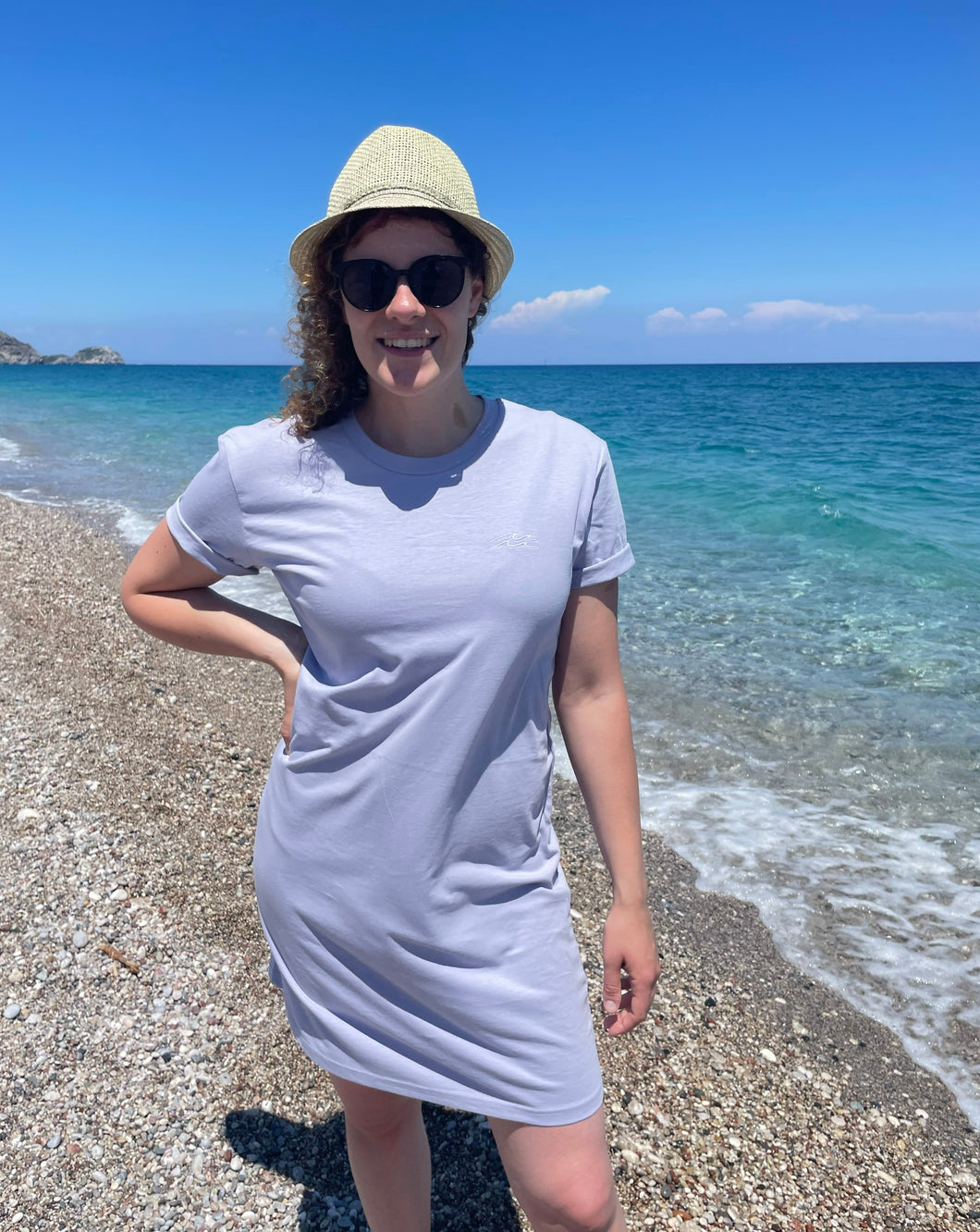 Kleid Lavendel mit Stickerei am Meer