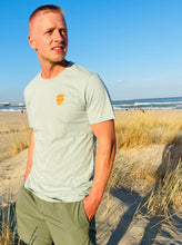 Lade das Bild in den Galerie-Viewer, Nachhaltiges T-Shirt am Strand
