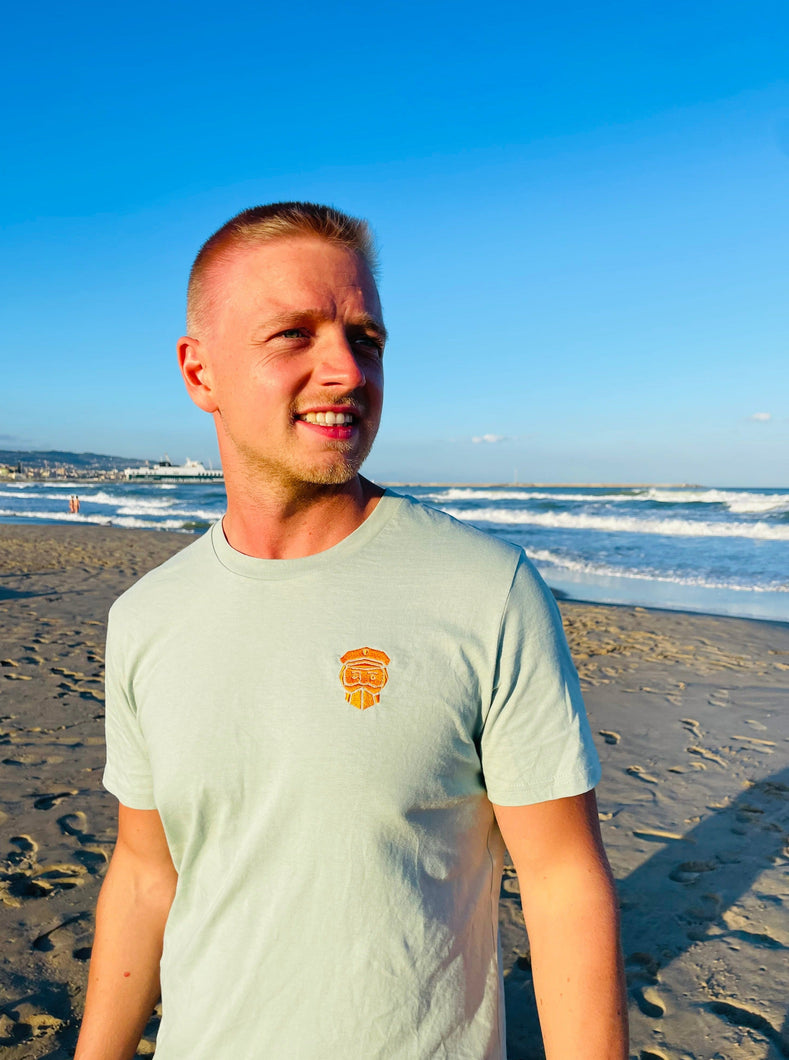 Nachhaltiges T-Shirt am Strand