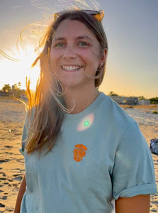 Nachhaltiges T-Shirt am Strand