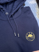 Lade das Bild in den Galerie-Viewer, HOODIE &quot;SUNSET&quot; STICKEREI - UNISEX
